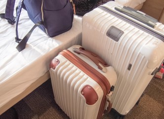 観光客のスーツケース配送